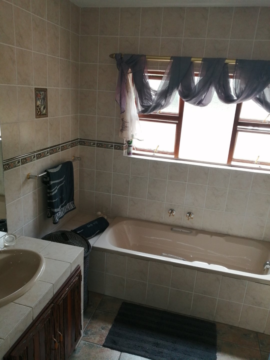 4 Bedroom Property for Sale in Boschenvaal River Front Lodges Free State